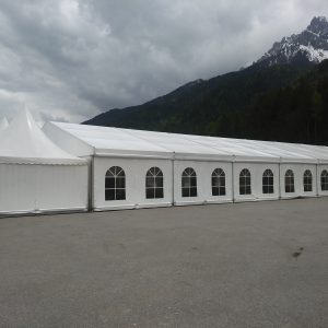 Festzelt mit Pagodenvorbauhalle