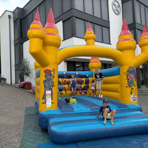 Happy Castle, aufblasbare Spiele, Sommerfest, Kinderfest Kinderanimation Hüpfburg Verleih Südtirol Gerryland Verleih von Hüpfburgen