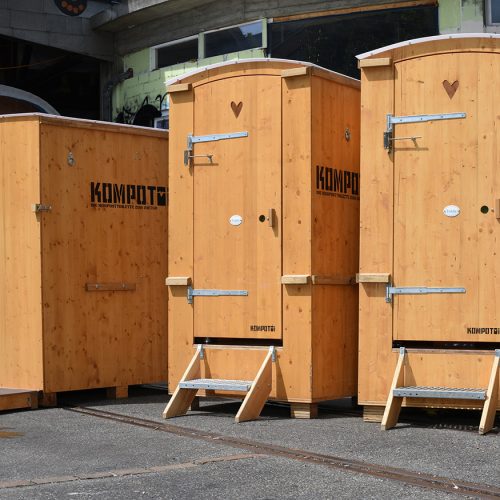 KOMPOTOI Bio Kompost Toilette Plumpsklo Südtirol Verleih und Verkeuf edle Variante zu chemischen WC Almhüttenstyle WC aus Holz (2)