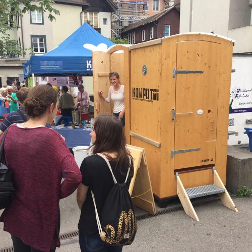 KOMPOTOI Bio Kompost Toilette Plumpsklo Südtirol Verleih und Verkeuf edle Variante zu chemischen WC Almhüttenstyle WC aus Holz (4)