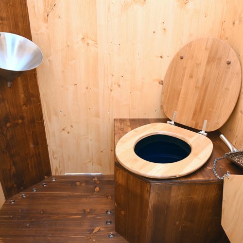 KOMPOTOI Bio Kompost Toilette Plumpsklo Südtirol Verleih und Verkeuf edle Variante zu chemischen WC Almhüttenstyle WC aus Holz (7)