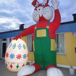 Osterhasi mit Ei aufblasbarer Werbeträger Verleih Südtirol Gerryland