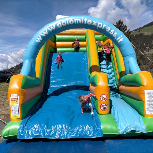 Riesenrutsche Dolomit Fun aufblasbare Rutsche Spiele, Sommerfest, Kinderfest Kinderanimation Hüpfburg Rutschenverleih, Spieleverleih Verleih Südtirol Gerryland Verleih Event